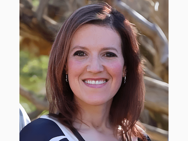 Smiling woman with shoulder-length brown hair